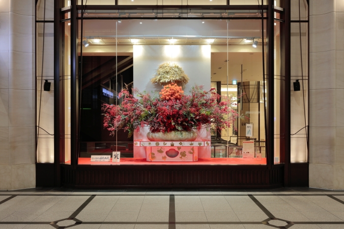 21阪急百貨店ショーウインドー迎春花が展示中です いけばな嵯峨御流 さがごりゅう